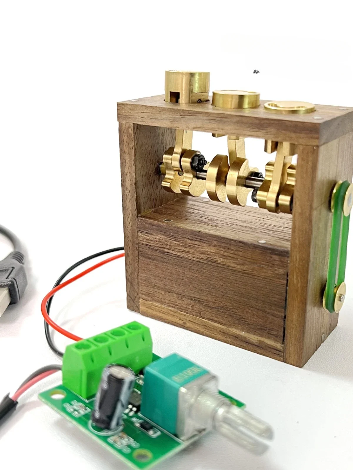 Modelo creativo de motor de 3 cilindros hecho a mano.