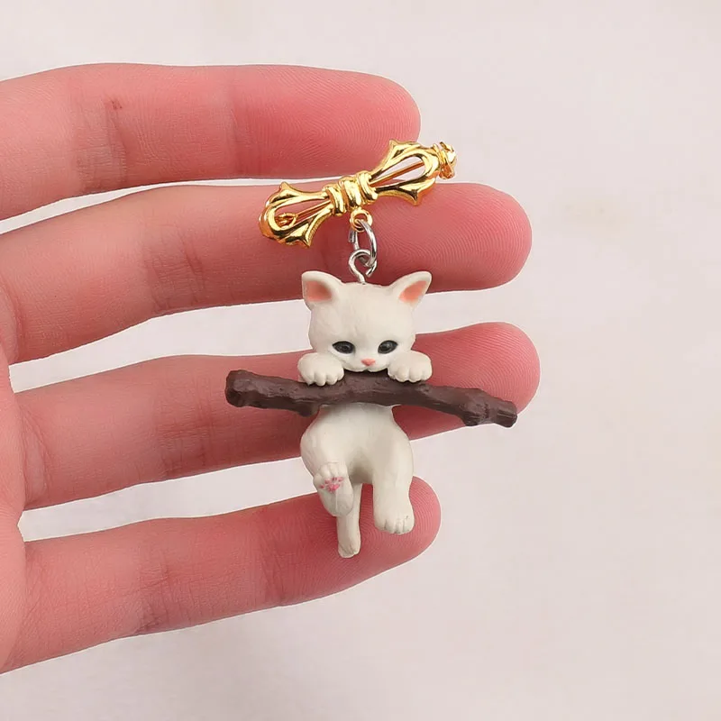 Cute Cartoon 3D Cat Holding a Branch Brooches for Girls Boys Animal White Cat Hug Tree Lapel Pins Suit Bag Cloths Decoration