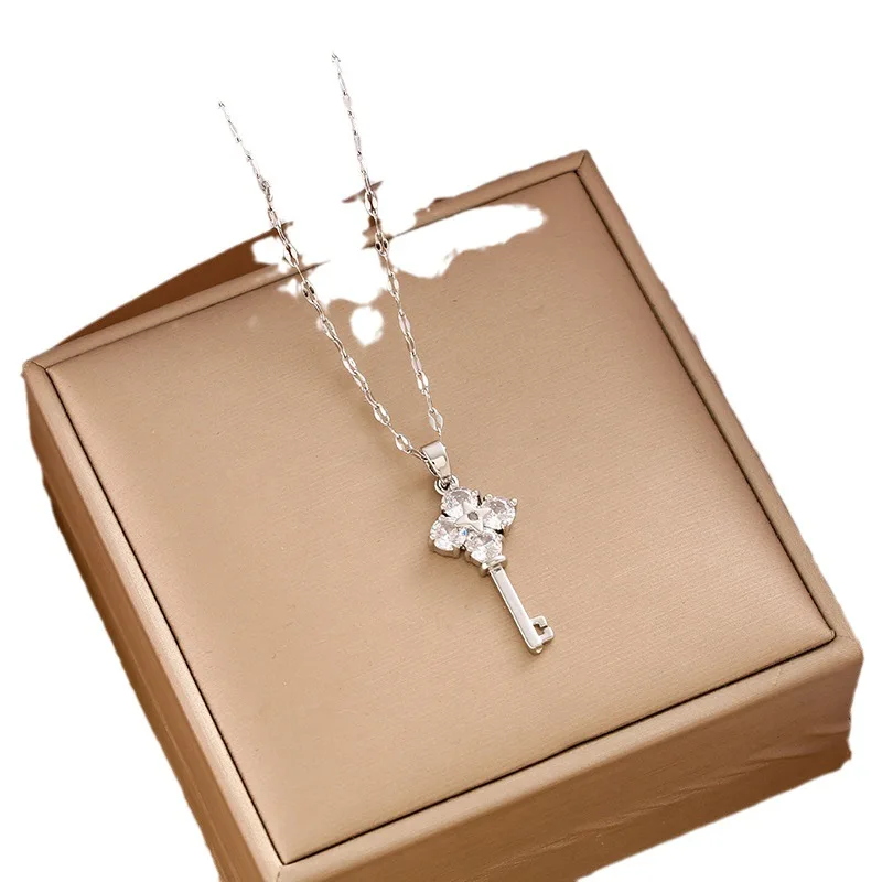 قلادة مفتاح جديدة لعام 2025 للنساء، سلسلة الترقوة من الفولاذ المقاوم للصدأ بمفتاح ذهبي مخصص، مجوهرات متعددة الاستخدامات وعصرية