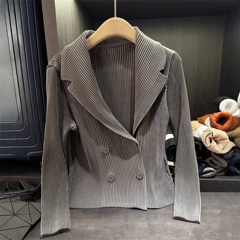 2025 Autunno Nuovo Cappotto da abito a maniche lunghe femminile leggero Chic High-end Semplice Blazer a pieghe da donna a due bottoni in tinta unita