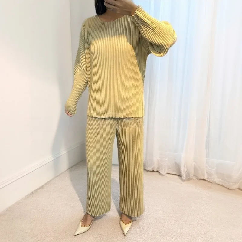 

Комплект из плиссированной женской футболки с длинным рукавом и простых повседневных брюк прямого кроя с широкими штанинами в стиле Мияке, 2026