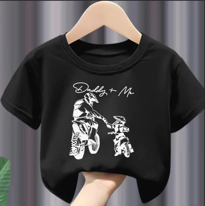 Meninos montando motocicleta camiseta com gola redonda, camiseta casual macia e confortável, roupas infantis, best-seller, papai e eu, verão