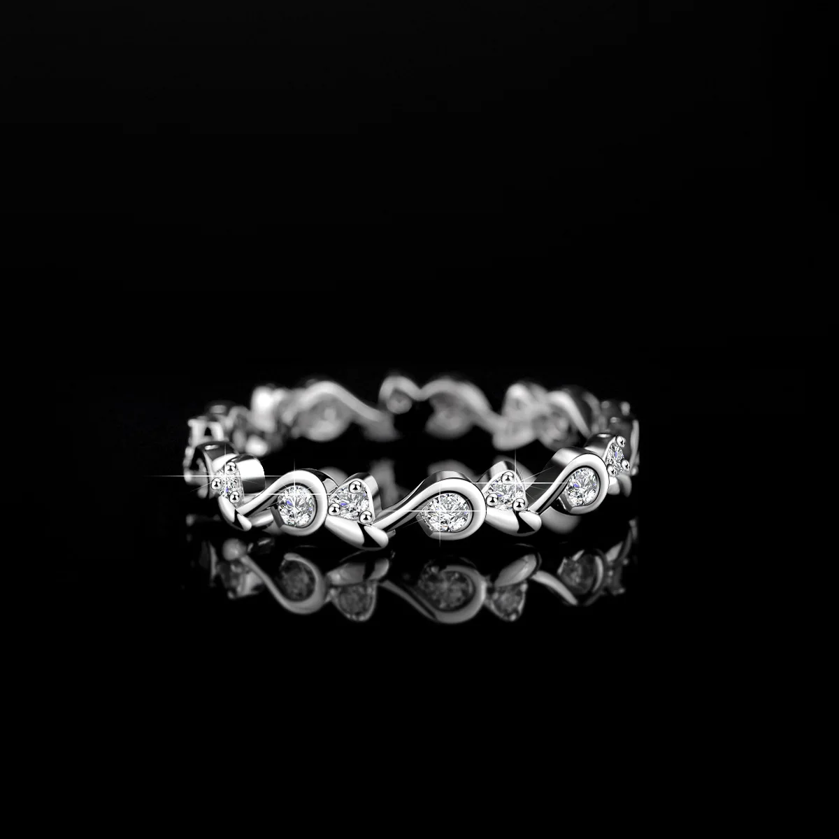 

Platinum twig geometric row ring ins moissanite ring