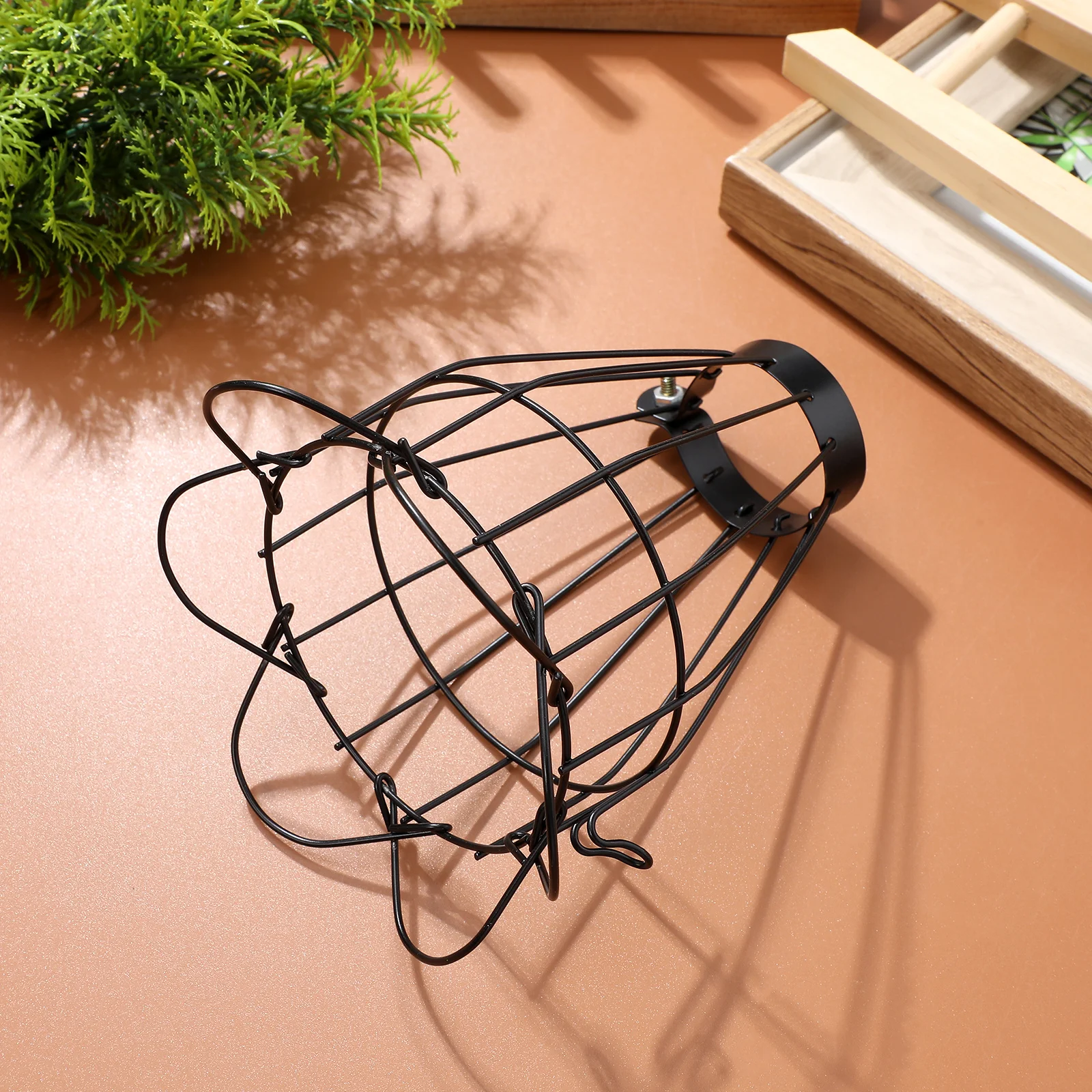 

1Pcs Heating Ceramic Lamp Cover Iron Art Lampshade Anti-Hot Mesh Protective Insulation Shade for Reptile Box Pet Lamp Guard