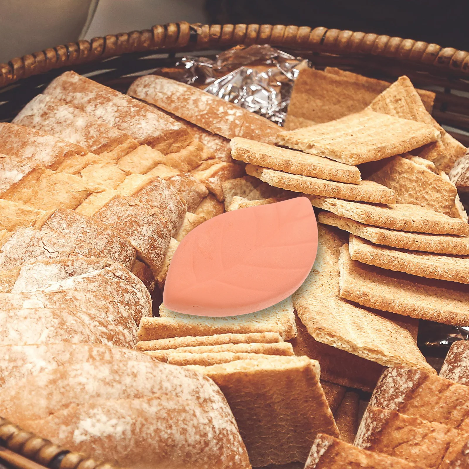 

Leaf-Shaped Terracotta Brown Sugar Softener Disc Reusable Food Storage Moisture Keeper for Cookies Chips Spices Salt Freshness