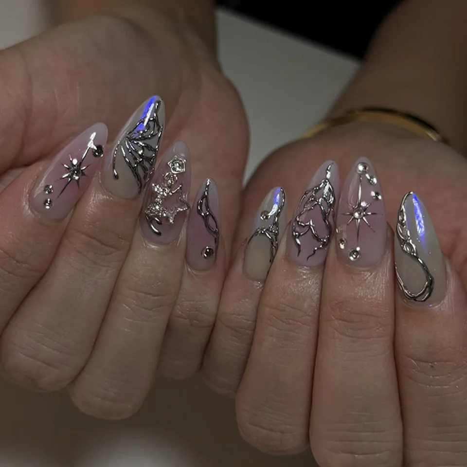 24 Piezas Uñas Postizas Set Francesas Verdes Largas Almendra con Diseño de Flor y Perla Falsas Arte Terminadas 5