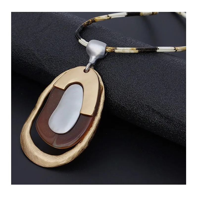 

Popular Female Alloy Contrasting Color High-end Sense Long Resin Retro Simple Necklace Pendant Sweater Chain