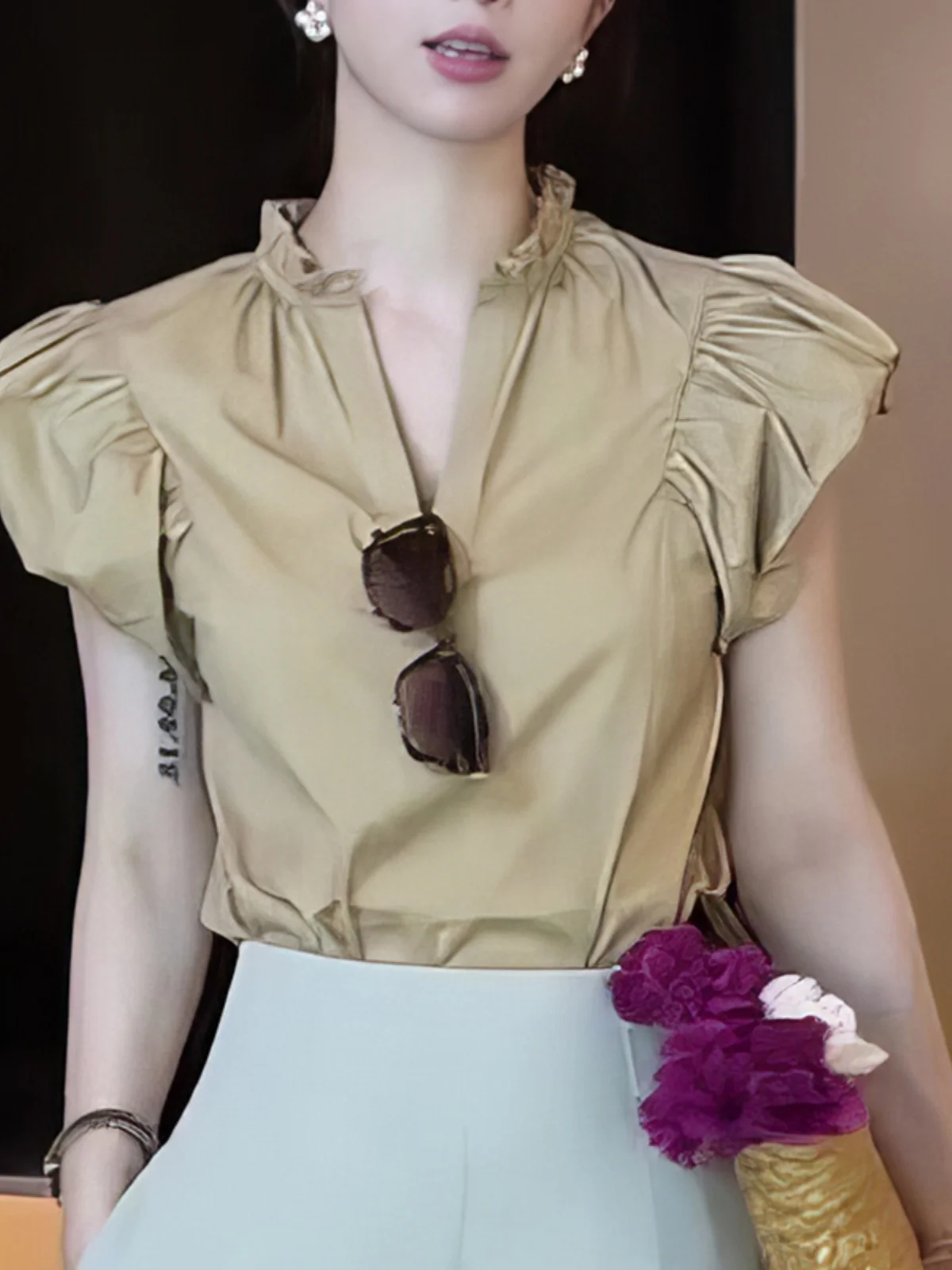 

Корейская женская футболка с V-образным вырезом и коротким рукавом, с деревянным принтом, для повседневной носки, стройнящая, универсальная, летняя новинка