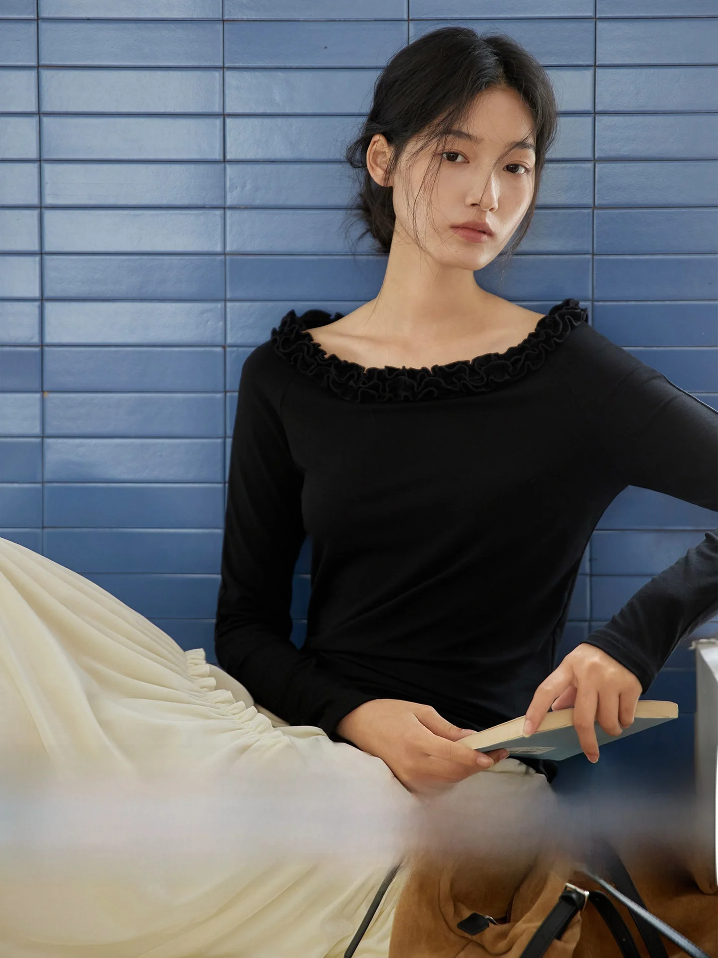 

Вязаный свитер GINNKEE с длинным рукавом, асимметричным вырезом на одно плечо, деревянными элементами, повседневный стиль, женская мода, волокно Lenzing Modal