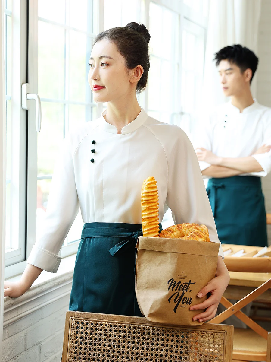 2023ใหม่ฤดูใบไม้ผลิ Coffee Shop เสื้อผ้าลูกค้าโลโก้ทำเบเกอรี่ชุด Catering Waitress สีขาวเสื้อเชิ้ต + ผ้ากันเปื้อนชุดขายส่ง