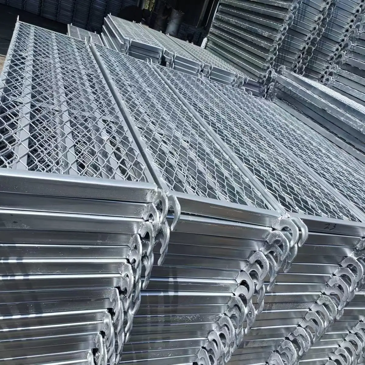 โครงเหล็ก Q235 สำหรับนั่งร้านเคลื่อนที่สำหรับงานก่อสร้างและตกแต่ง แบบประตู