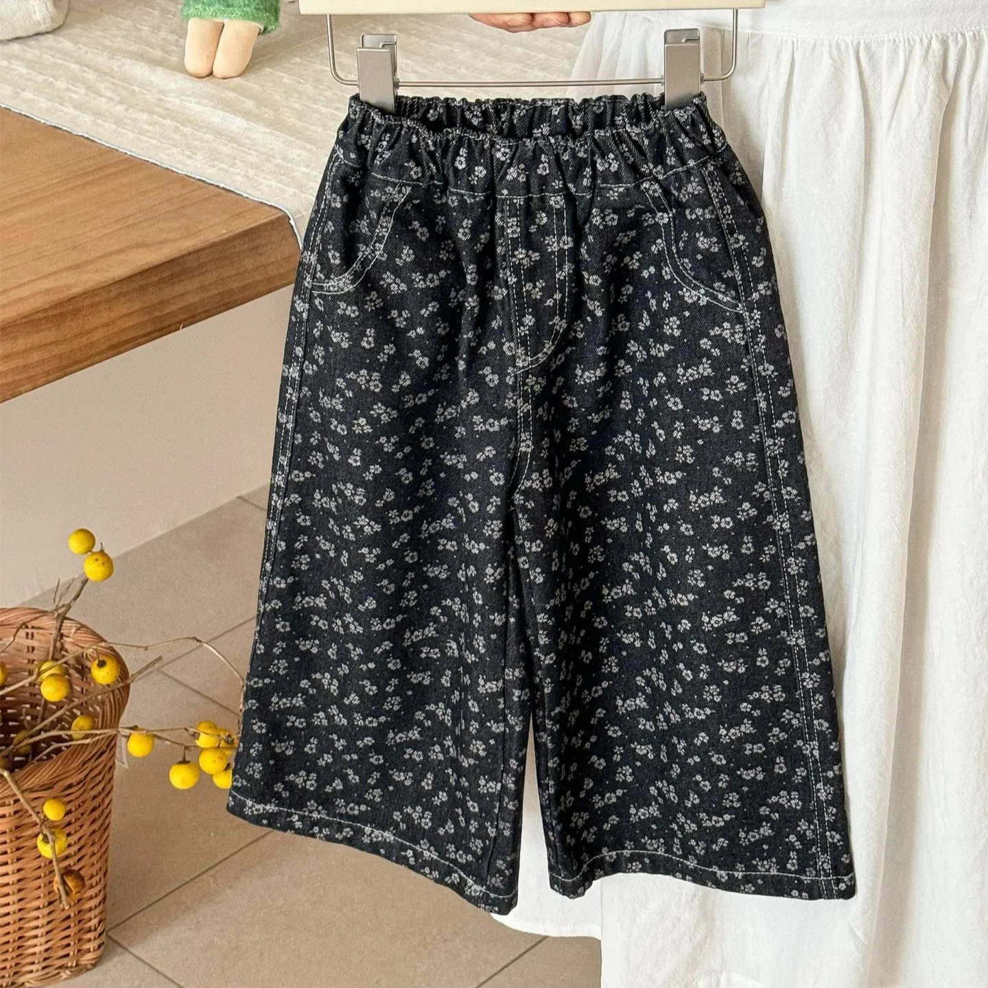 

Childrens Jeans 2025 Spring New Korean Broken Flower Fashion Casual Loose Denim Straight Leg Pants Girls Jeans