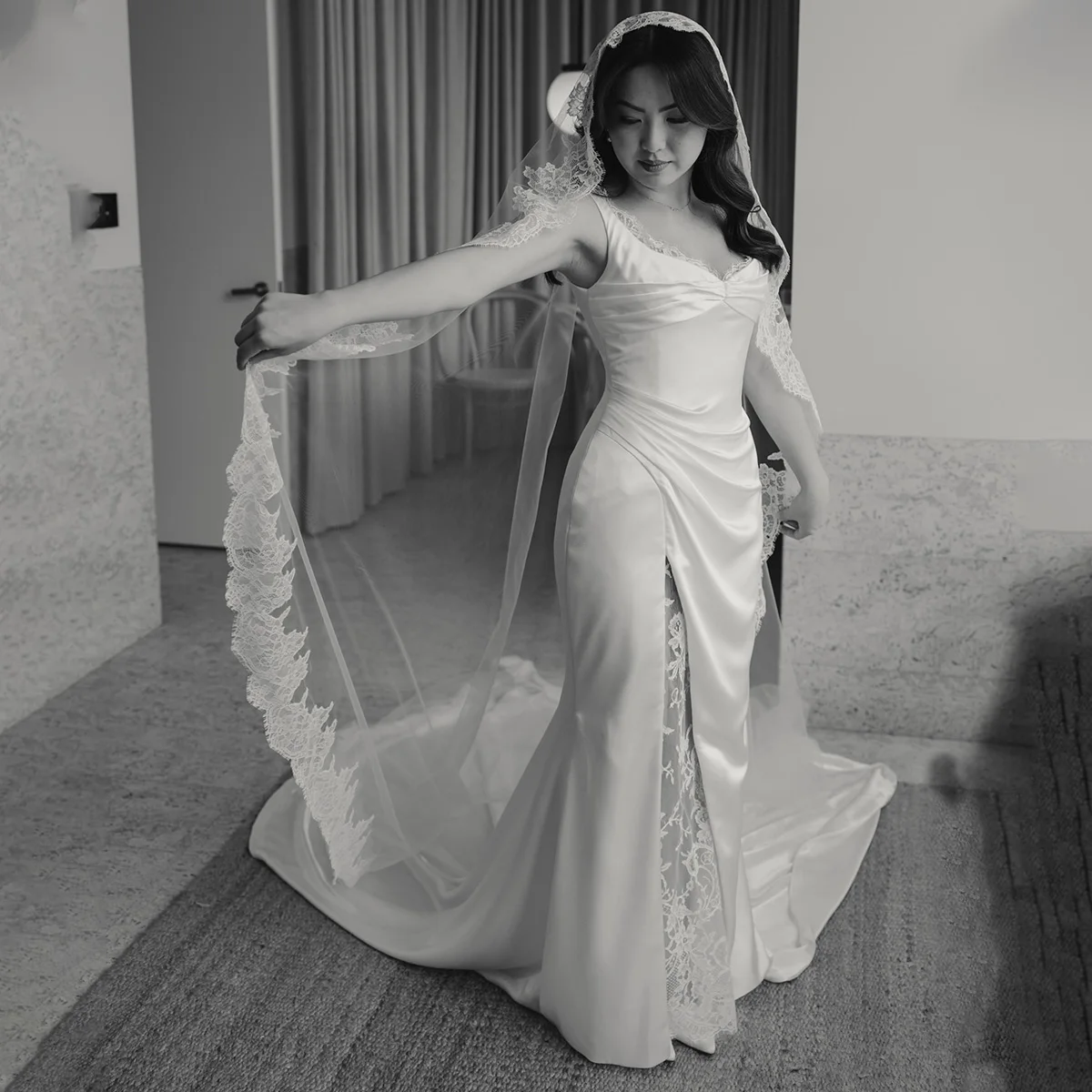 Maßgeschneidertes Vintage-Hochzeitskleid mit hohem Schlitz und Spitze, gerüscht, Etui-Satin, tief ausgeschnittene Schultergurte, ärmellose Sanduhr-Brautkleider