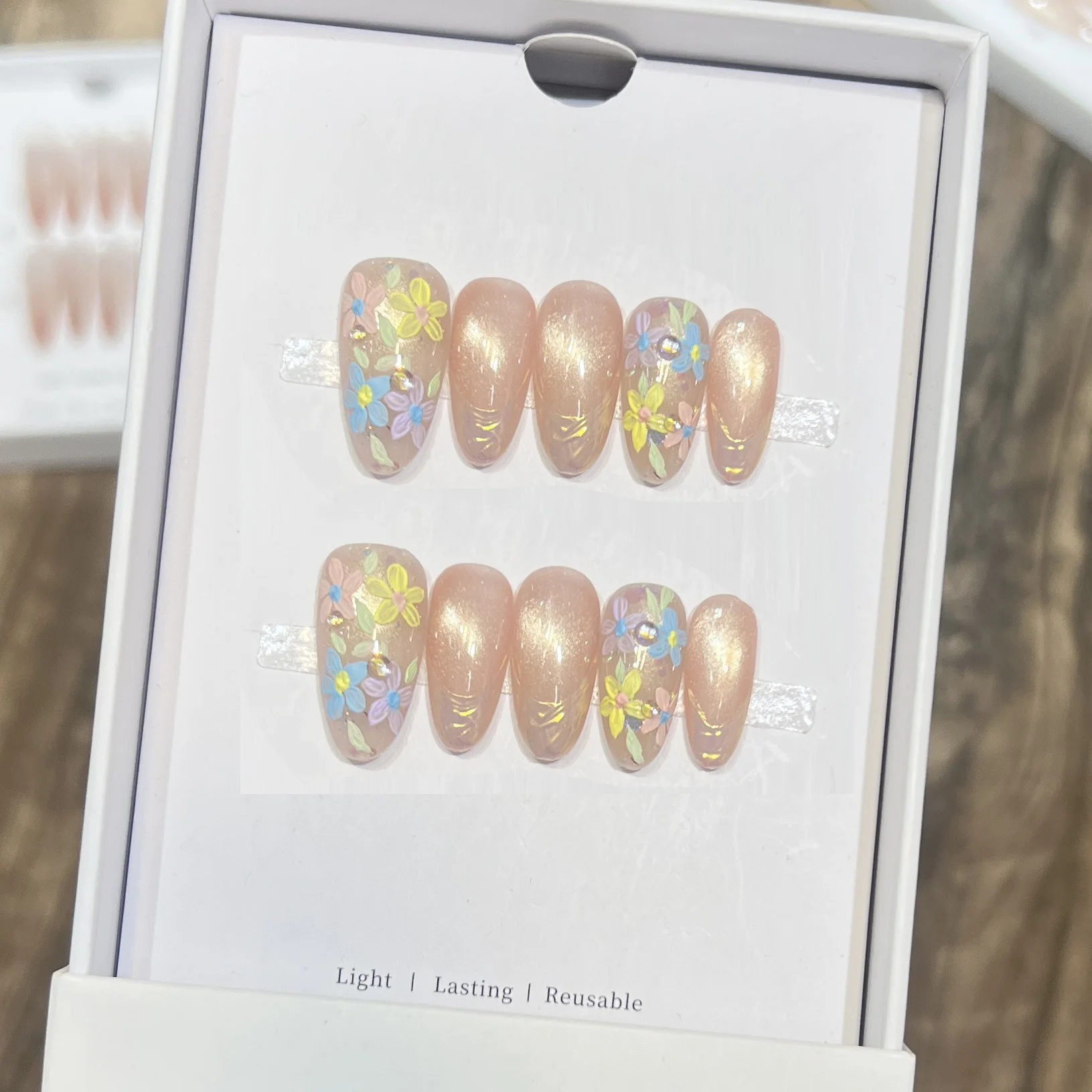 10 قطعة الصحافة اليدوية على الأظافر قصيرة مستديرة القط العين أظافر وهمية نصائح مع الزهور الزرقاء الصفراء يمكن ارتداؤها Ins الحلو الأظافر الكورية كاذبة