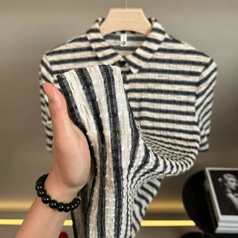 Herren-Poloshirt mit strukturierten Streifen, kurzärmelig, Umlegekragen, Knopfleiste, lockere Passform, Sommer, Basic, lässig, vielseitig, leichtes T-Shirt – Detail 2