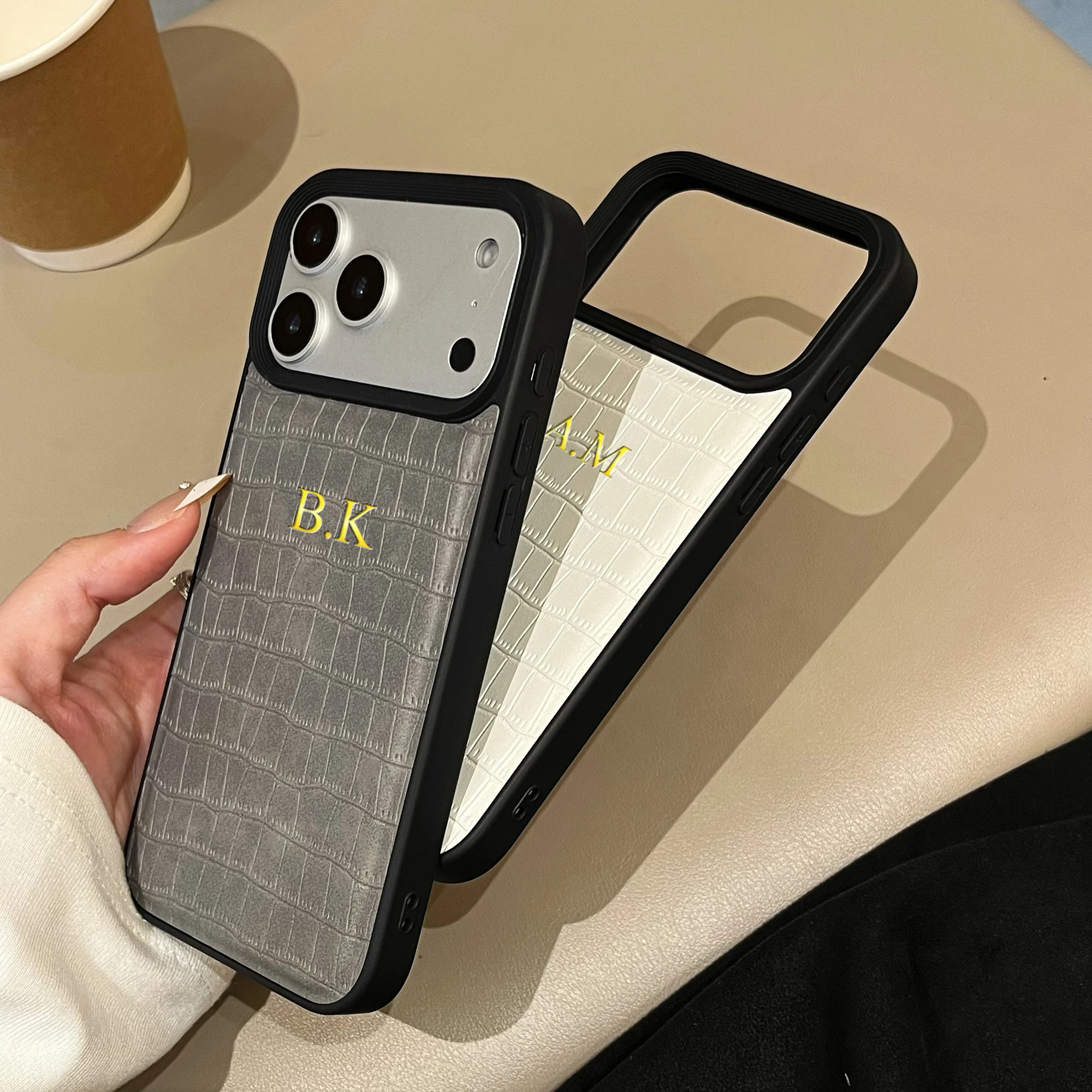 Maßgefertigte Luxus-Hülle mit Krokodilmuster aus Kunstleder für iPhone 18 17 16 15 14 13 12 11 Pro Max Plus Air mit Heißgoldfolienprägung – Detail 3