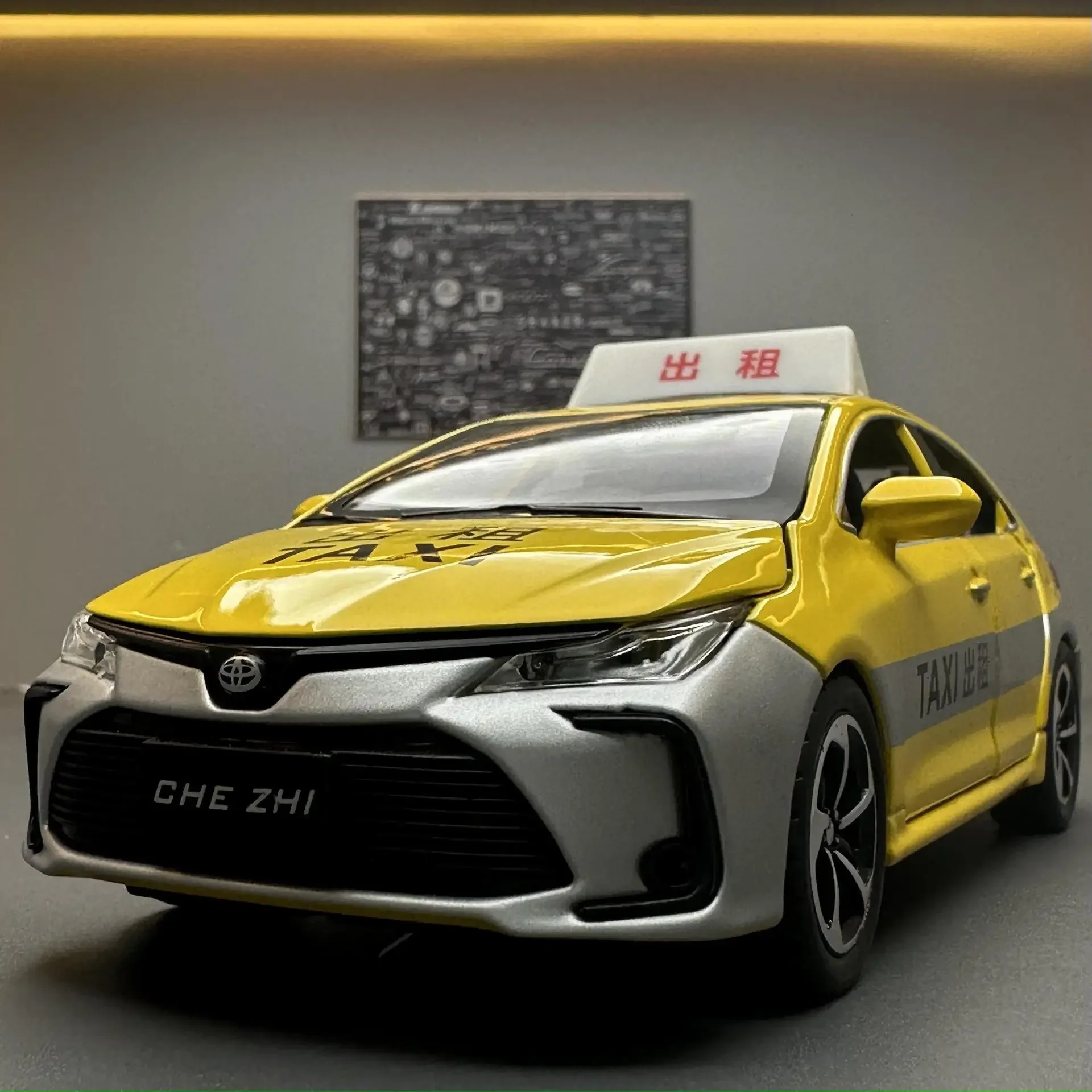 Coche de aleación de Toyota Corolla taxi, vehículo fundido a presión y de juguete, modelo de coche, sonido y luz, juguetes para niños, regalos A633, 1:32