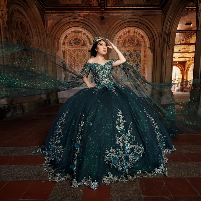 

Luxury Emerald Green Quinceanera Dresses Applique Lace Beads With Cape Ball Gown Sweet 16 Year Princess For 15 vestidos de anos