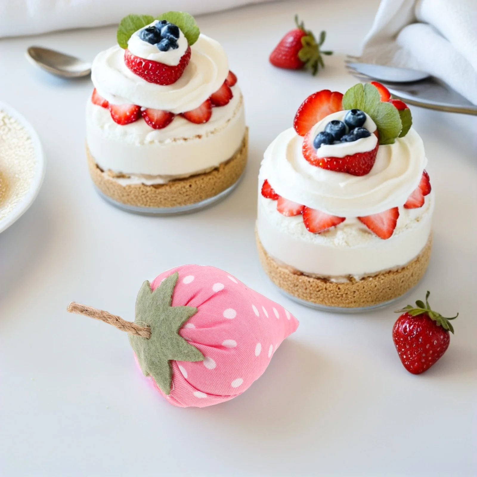 

6Pcs Faux Fabric Strawberries Artificial Strawberry Decor Realistic Fabric Fruit Ornaments Home Baby Shower Wedding Party Spring