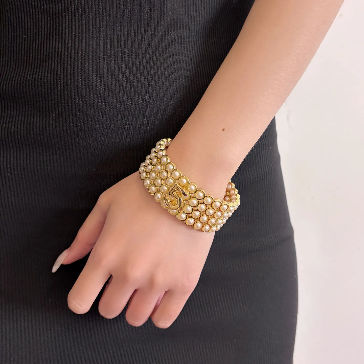 

Elegant Imitation Pearl NO.5 Bracelet Multilayer Stretchable Pearl Bracelet Pearl Bracelet for Women Bridal Jewelry Gift