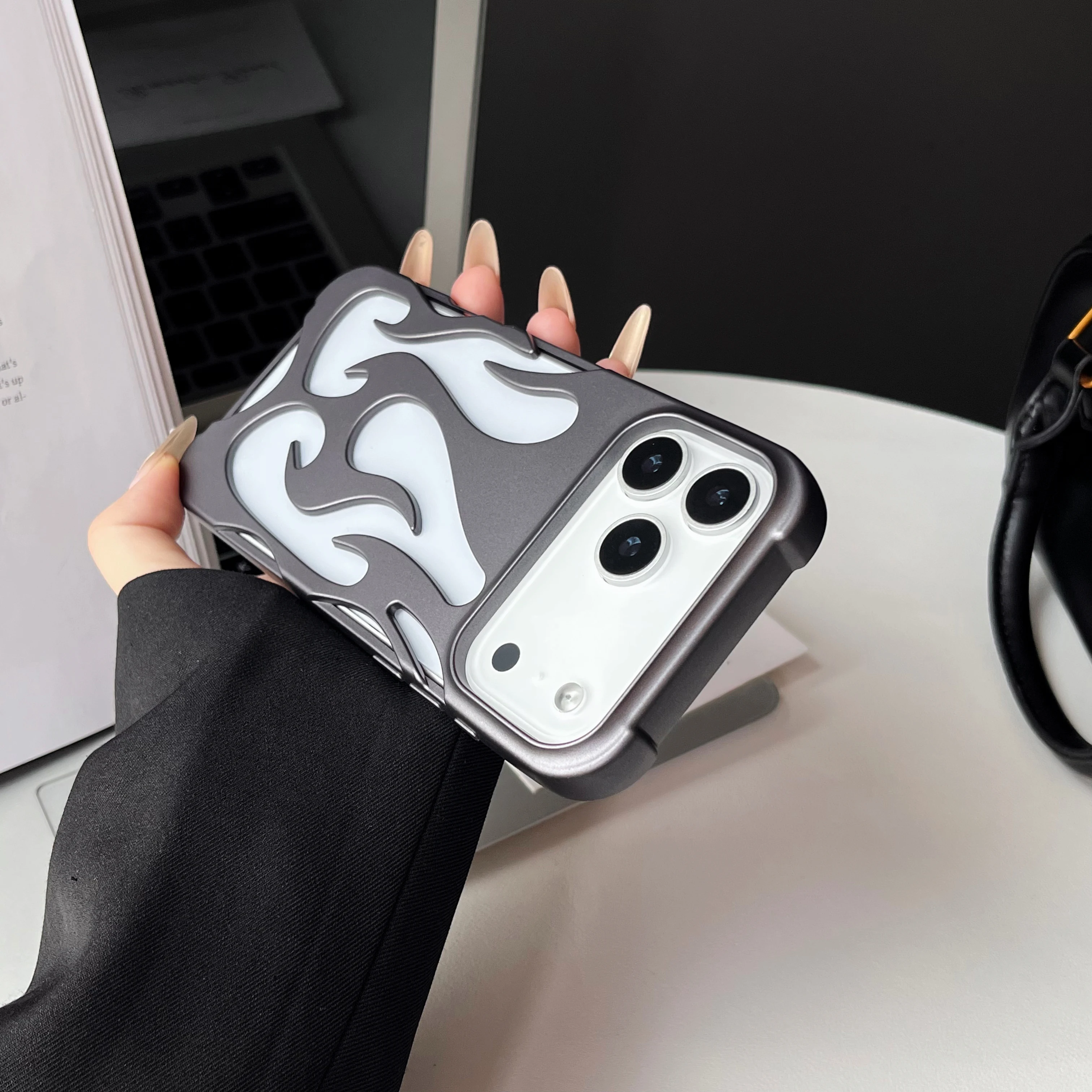Luxuriöse 3D-Flammenmuster Hohle Schlanke Handyhülle für iPhone 18 17 16 15 14 13 12 11 Pro Max Air Stoßfeste Schutzhülle – Detail 13