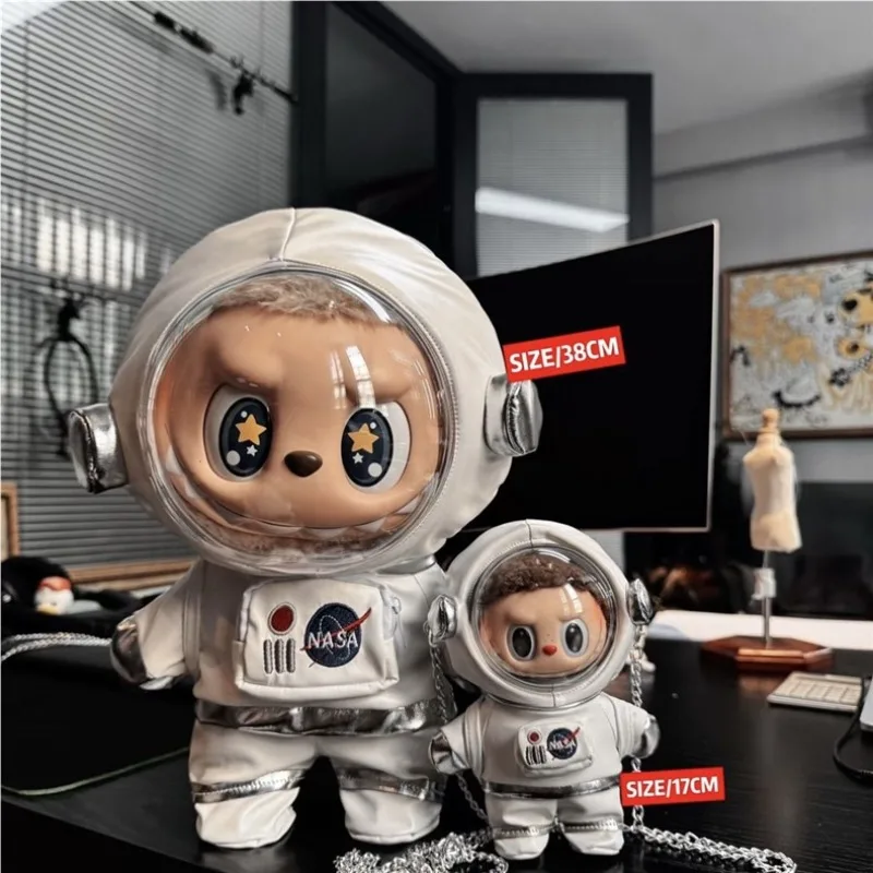 

Bubu "astronaut" Bubuwa puts on vinyl doll clothes for the 17cm almond biscuit pendant. Cloth doll parts bryce clothes