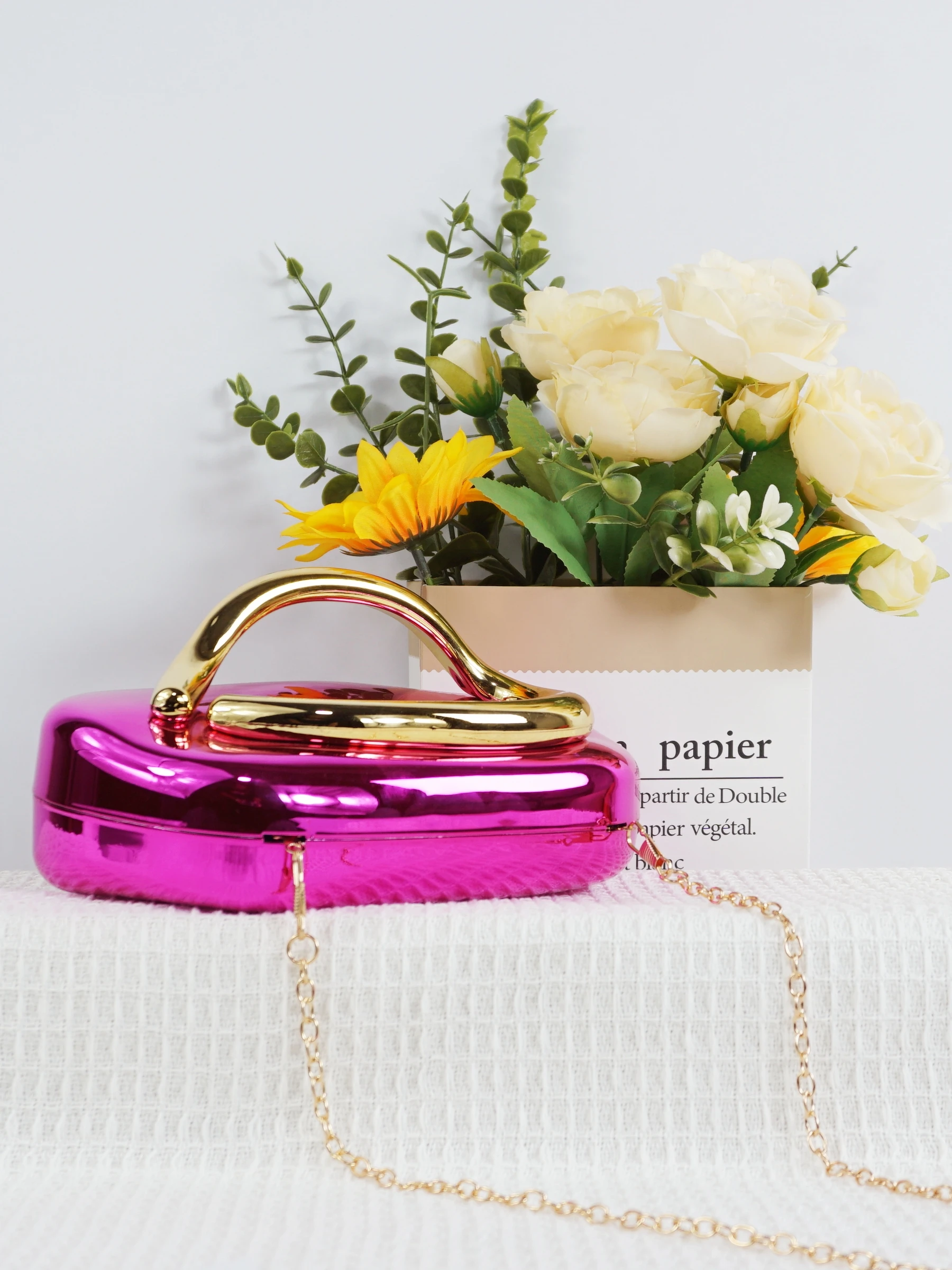 Ladies' high-end sparkling metal box shaped dinner bag, luxurious and fashionable metal strip decoration evening dress bag