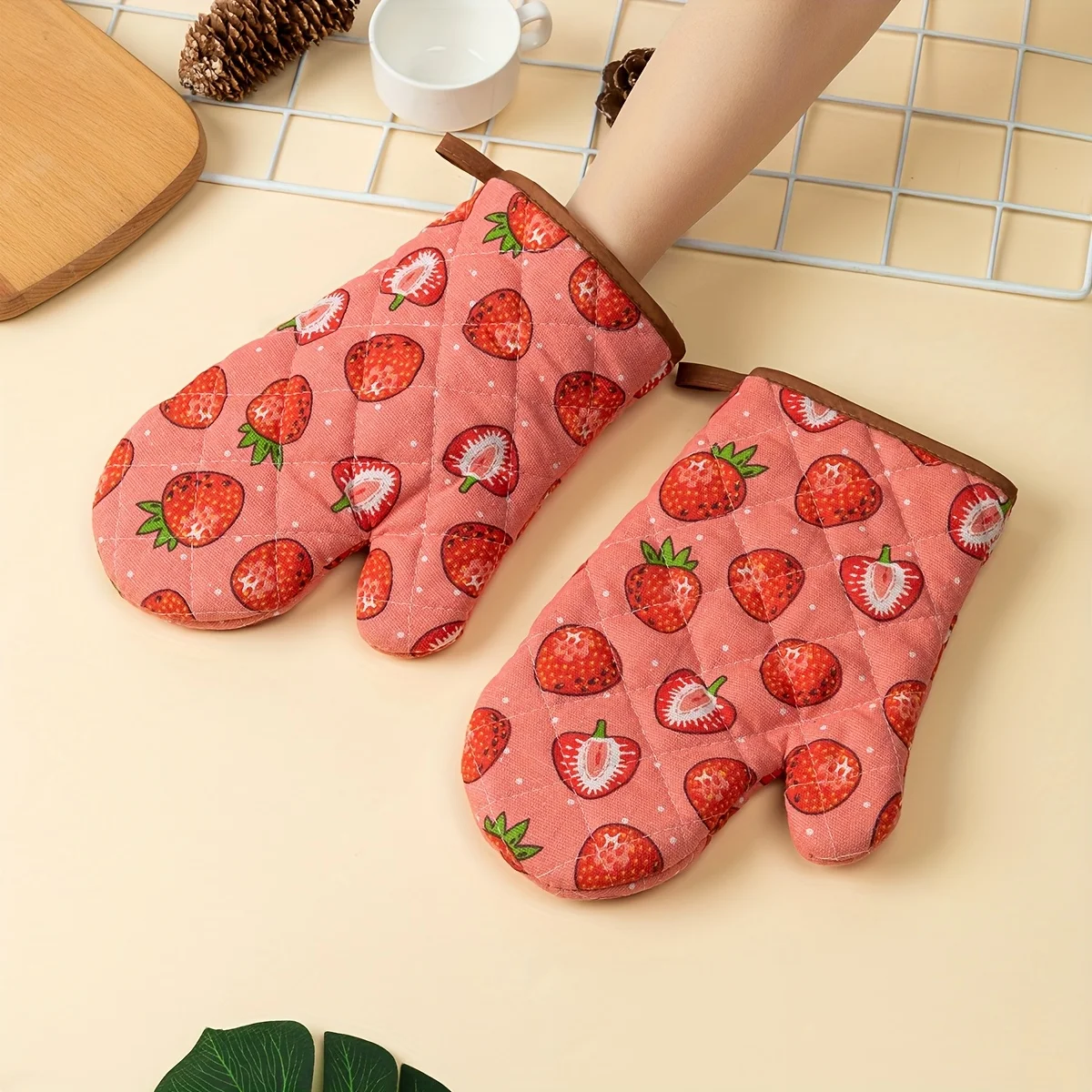 Strawberry Pattern Daily Home Kitchen Oven Gloves Heat Insulation Pad Thickened Baking Anti-Burn Gloves Heat Insulation
