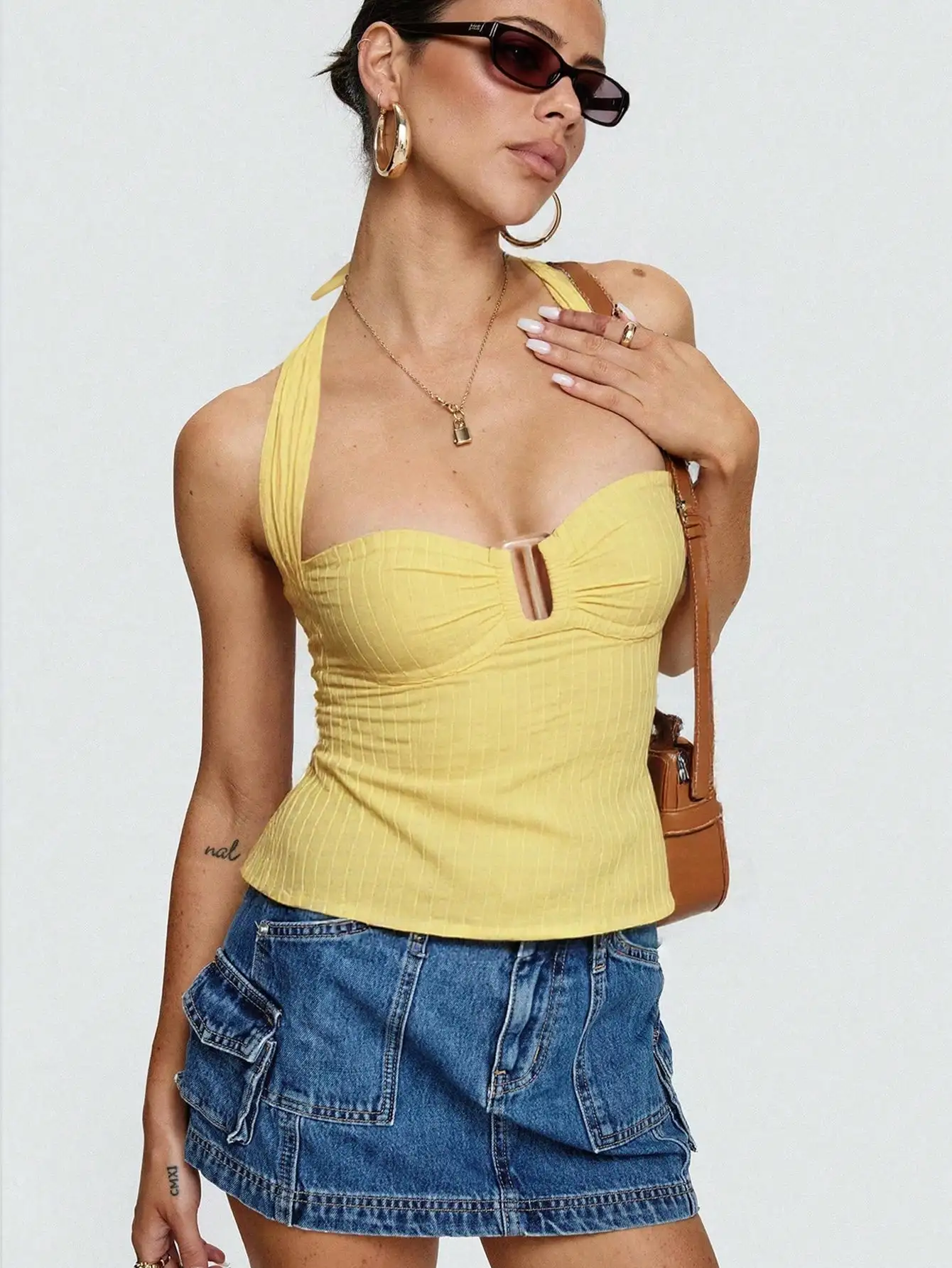 Verano de las mujeres mantequilla amarillo sin espalda fruncido Color sólido texturizado vacaciones Sexy recortado cuello Halter camiseta volantes Trim Crop Tops