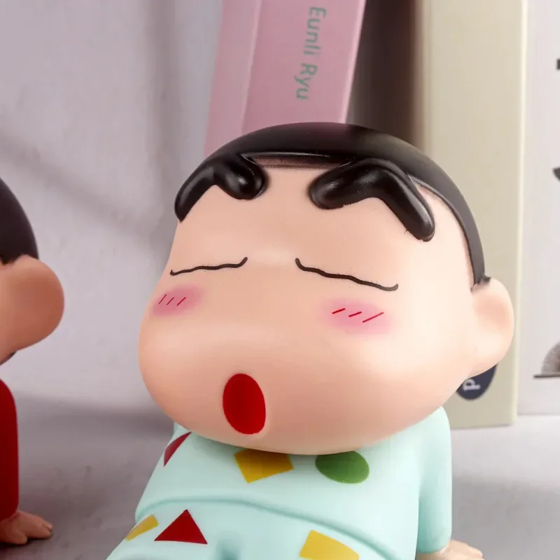 Crayon Shin-Chan Figuren Telefonhalter Kawaii Anime Desktop Ornamente Cartoon Fernsehen Telefon Unterstützung Niedliche Puppendekorationen – Detail 10