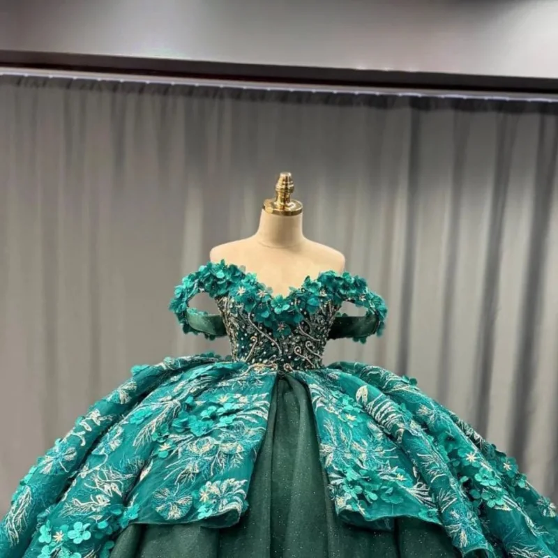 

Блестящее темно-зеленое платье Quinceanera с открытыми плечами, блестящая 3D цветочная наклейка, длинный хвост, Vestidos De 15, Quinceanera ﻿ Настроить