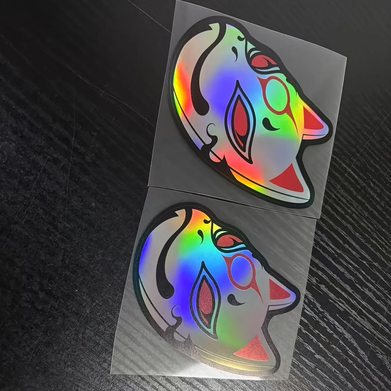 1 Stück auffälliger holografischer Kitsune-Masken-Aufkleber – abnehmbarer selbstklebender Aufkleber für Reisetaschen, Skateboard-Decks, Büroklammer