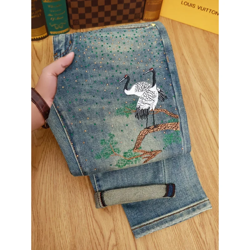 

Мужские джинсы с вышитым принтом, новинка осени 2025 года, легкие роскошные трендовые брюки с маленькими штанинами