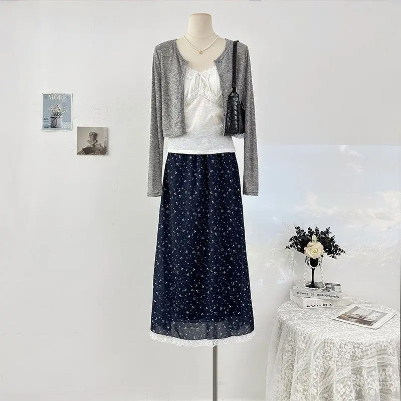 

Модный и элегантный летний комплект из трех предметов: кружевной топ-камизоль с элементами пэчворка + короткий кардиган + юбка с цветочным принтом и высокой талией.