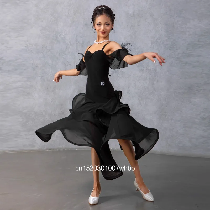 Pas een tweedelige set Latijnse moderne kunstexamendanskostuums aan, dubbellaagse grote schommelrok voor nationale standaarddans