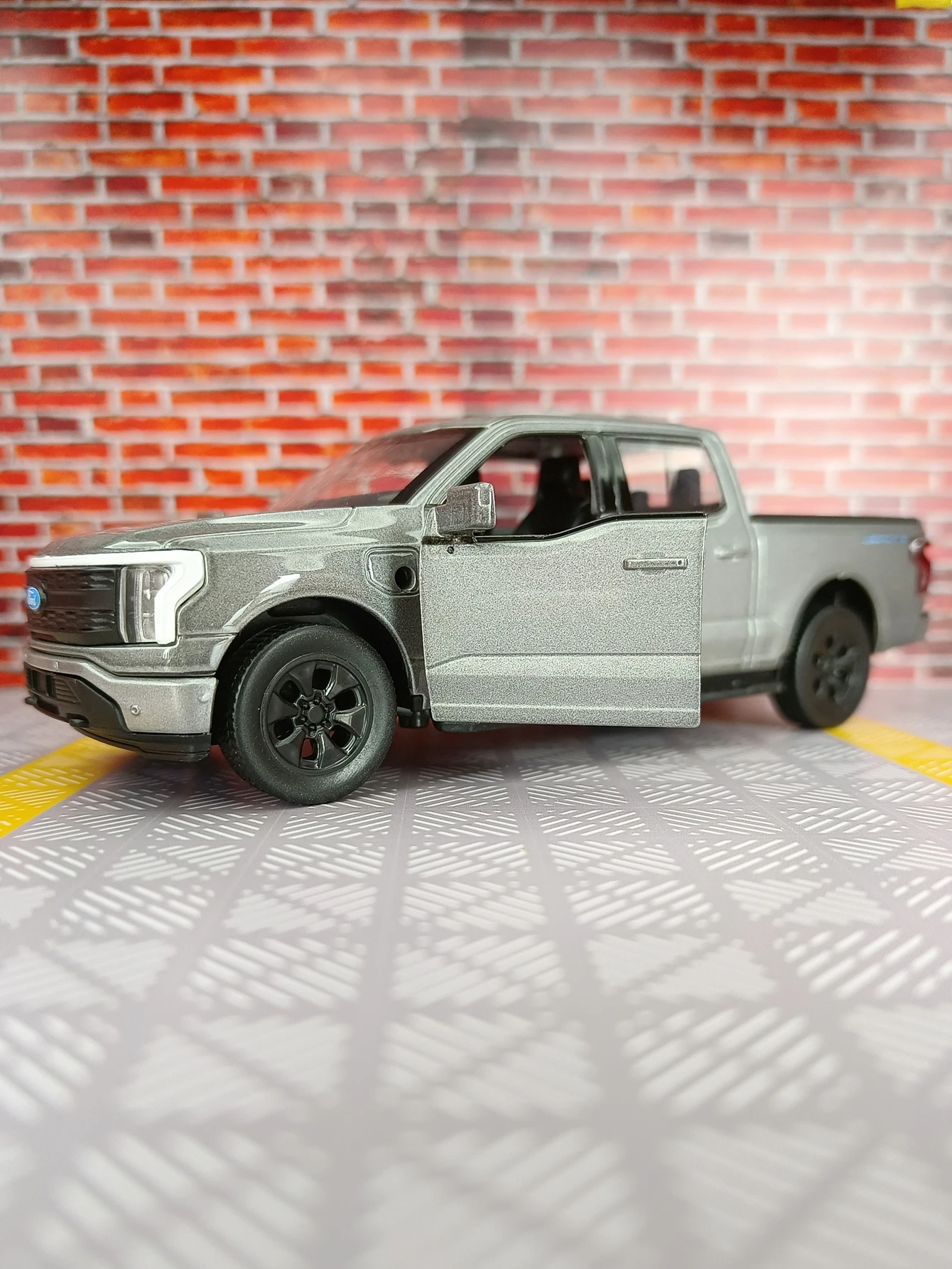 

1:36 Ford F150 New Energy 2022 Alloy Car Model The door can be opened with charging pile accessories for children's toy cars