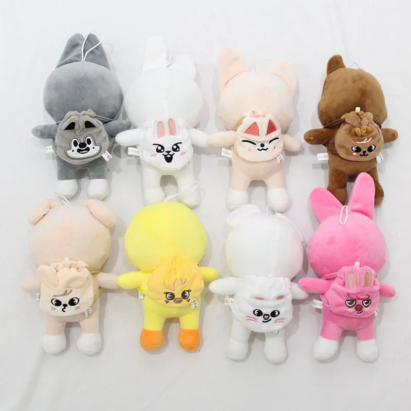 ตุ๊กตา SKZOO Stray Children รุ่นกระเป๋าเป้ น่ารัก ลีโน่ เซุงมิน ฮัน และ ชังบิน แบบเดียวกับตุ๊กตาดารา