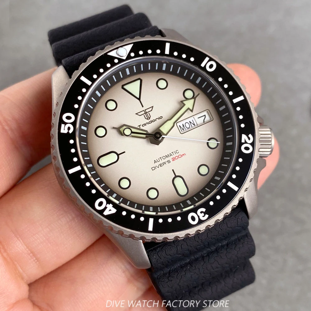 Tandorio Titanium Automatische Duiker Horloge Voor Mannen 42Mm 20atm Groene Lume Handen Zwart Wit Wijzerplaat Datum Nh35 Movt Saffier Waterdicht