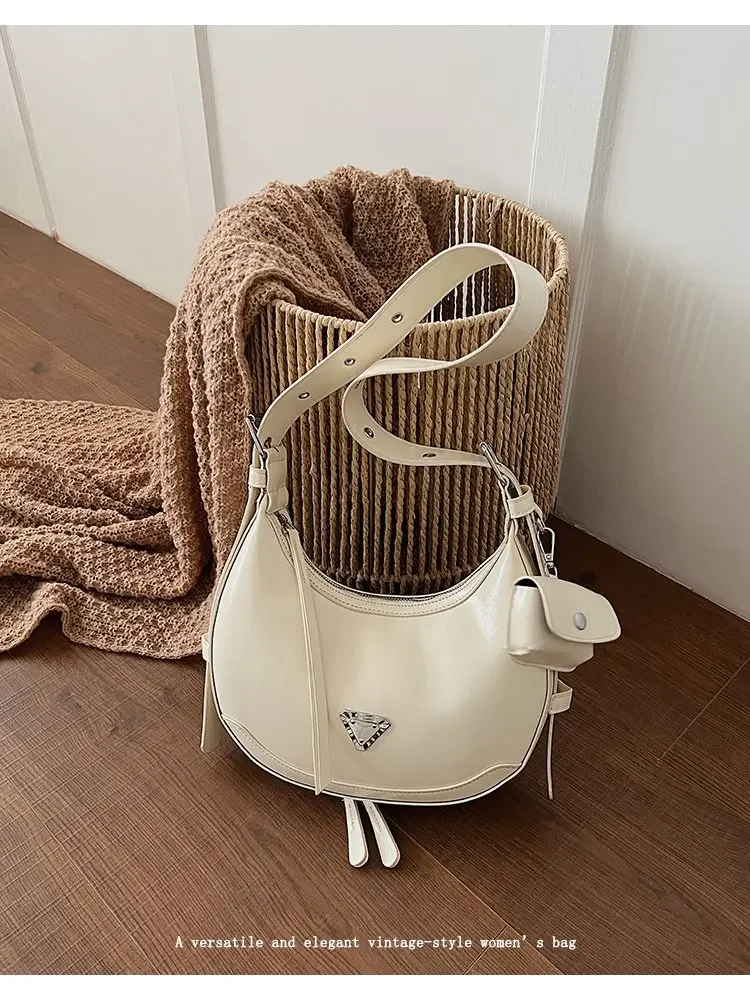 

Premium Women's Bag French Niche Design Bag Women's New Fashion Versatile Shoulder Messenger Bag Super Fire Armpit Bag