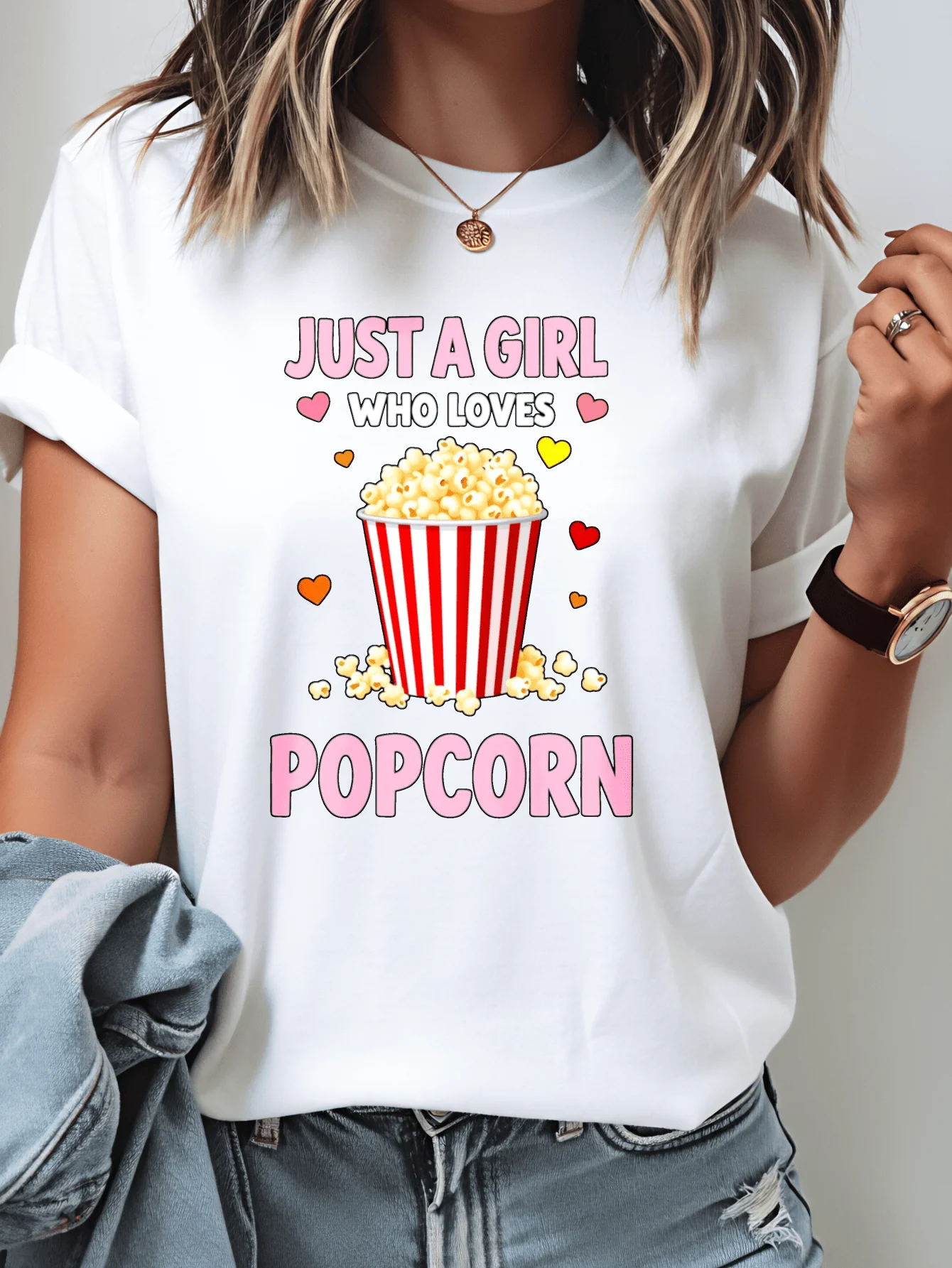 Women's "Just a Girl Who Loves Popcorn" T-Shirt - Full Print with Popcorn Buckets and Heart Patterns, White Crew Neck Short-Sleeve T-Shirt, Suitable for Movie Nights, Snack Lovers, Everyday Wear, Machine Washable Top
