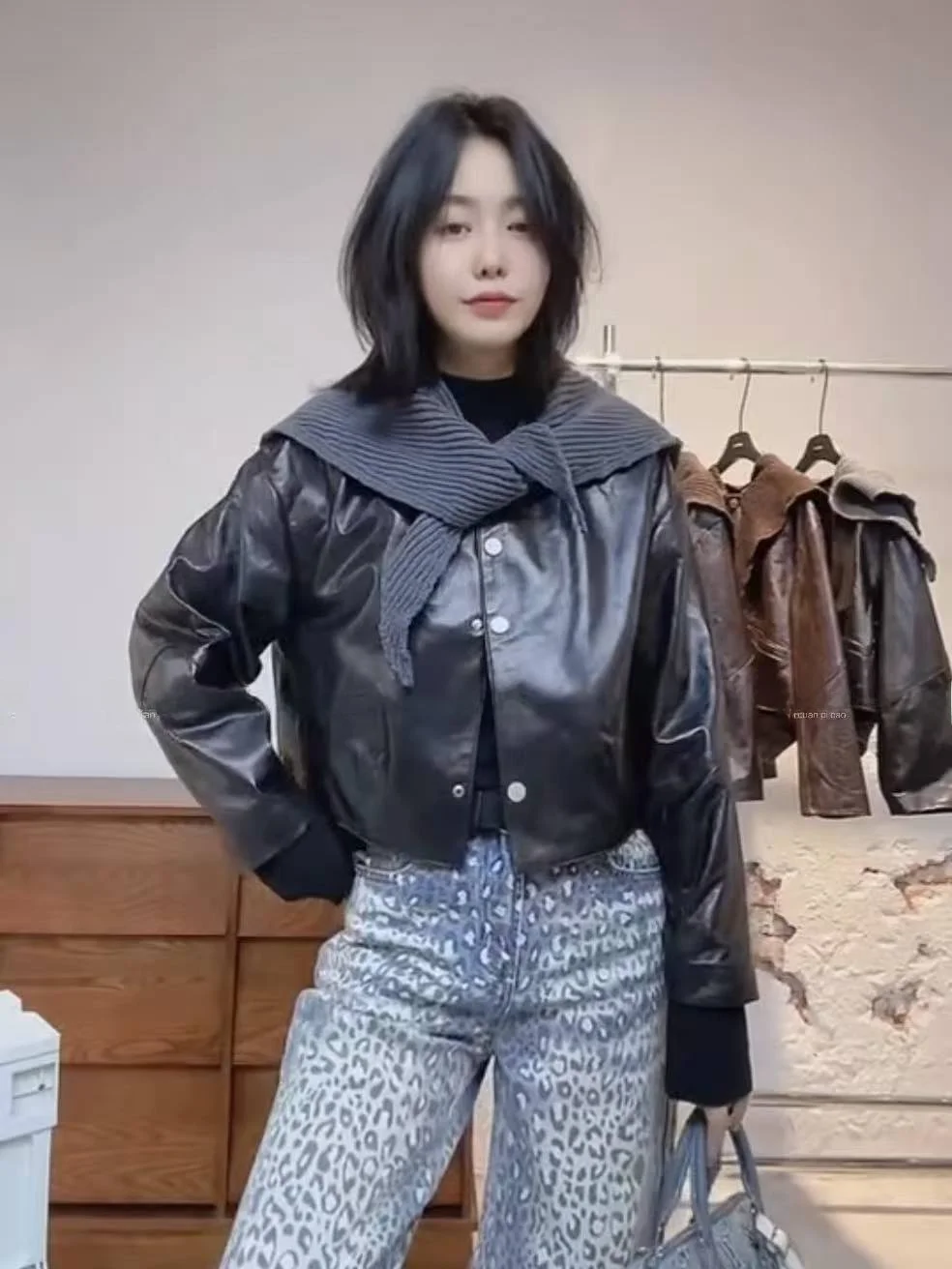 

Новая женская кожаная куртка Ning 2025 из натуральной овчины с длинными рукавами, на молнии, класса люкс, подходит для небольших размеров