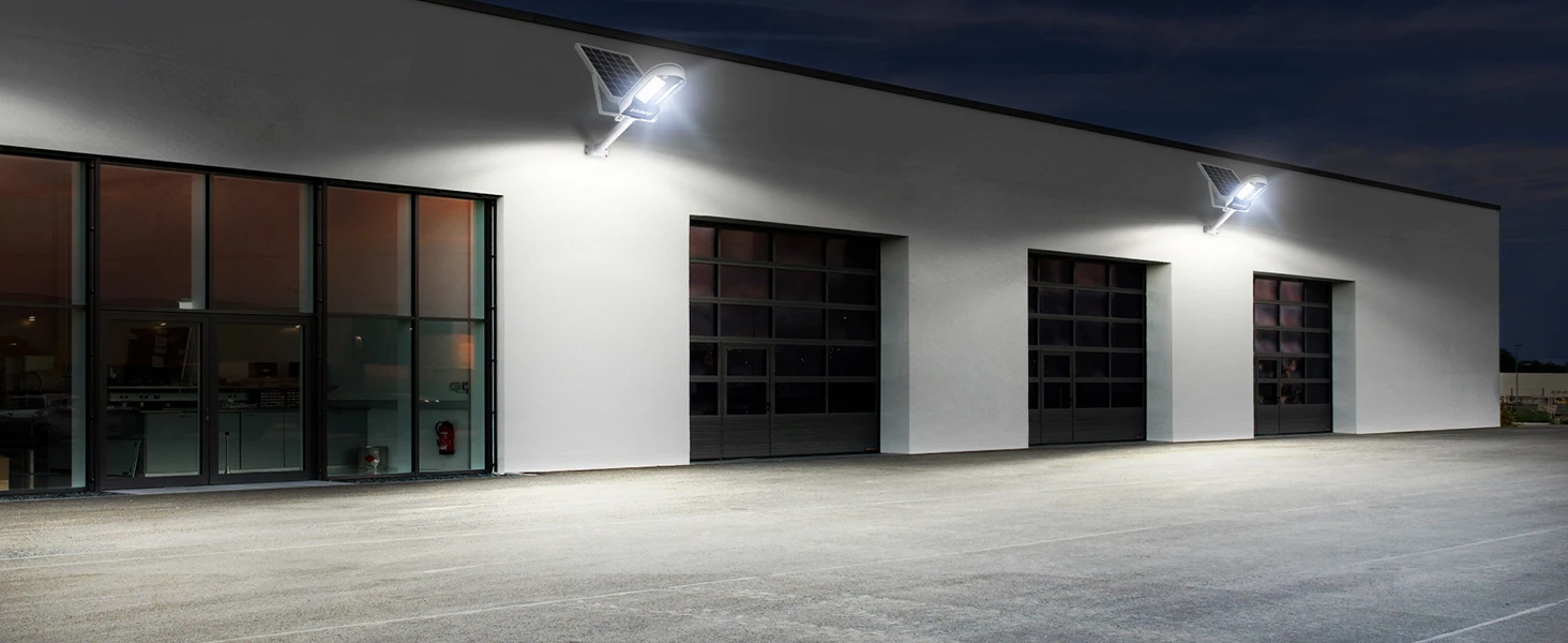 Intelamp – besonders helle Solar-Straßenleuchten für den Außenbereich mit langer Akkulaufzeit (12500 mAh) und einem besonders großen Solarpanel, ausgestattet mit zwei Bewegungssensoren, als Sicherheits-Flutlicht und Straßenlaterne für Einfahrten, Parkplätze, Wege und Gehwege. – Detail 20