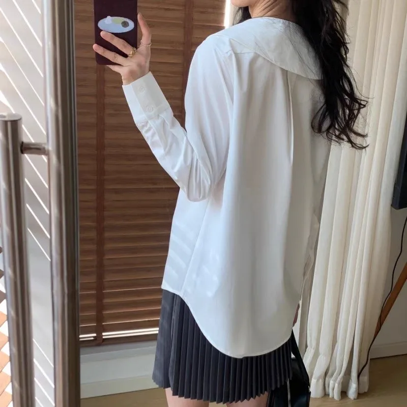 เสื้อเชิ้ตแขนยาวทรงเข้ารูป คอทรงกลม สีพื้น แต่งกระเป๋าเสื้อ แฟชั่นผู้หญิง ฤดูใบไม้ผลิ/ฤดูร้อน 2025