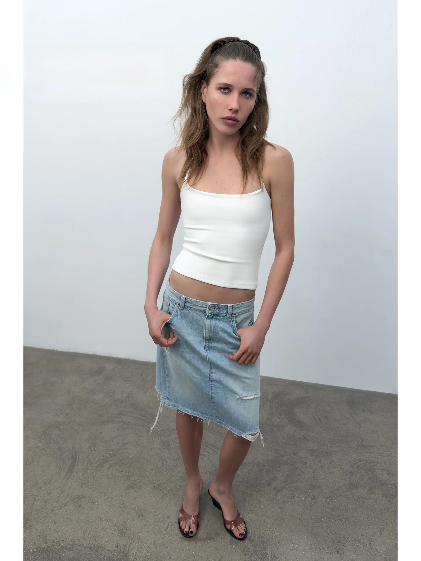 

Летняя джинсовая юбка 2026 года с завышенной талией, рваными краями и декоративной отделкой, А-силуэт, прямой крой, женская мода