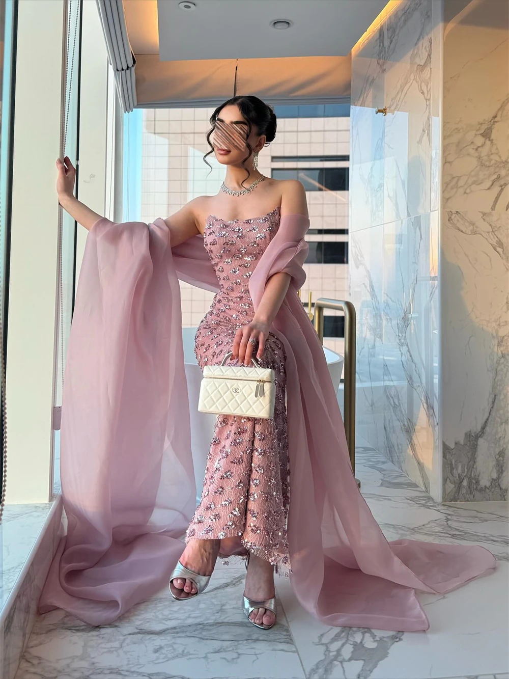 ชุดราตรีผ้าออร์แกนซ่าสีชมพูหรูหราแบบสั่งตัด ดีไซน์เรียบง่าย คอวี แขนกุด แบบเซเลบริตี้ ชุดค็อกเทลทรงตรงประดับเลื่อมสุดเซ็กซี่