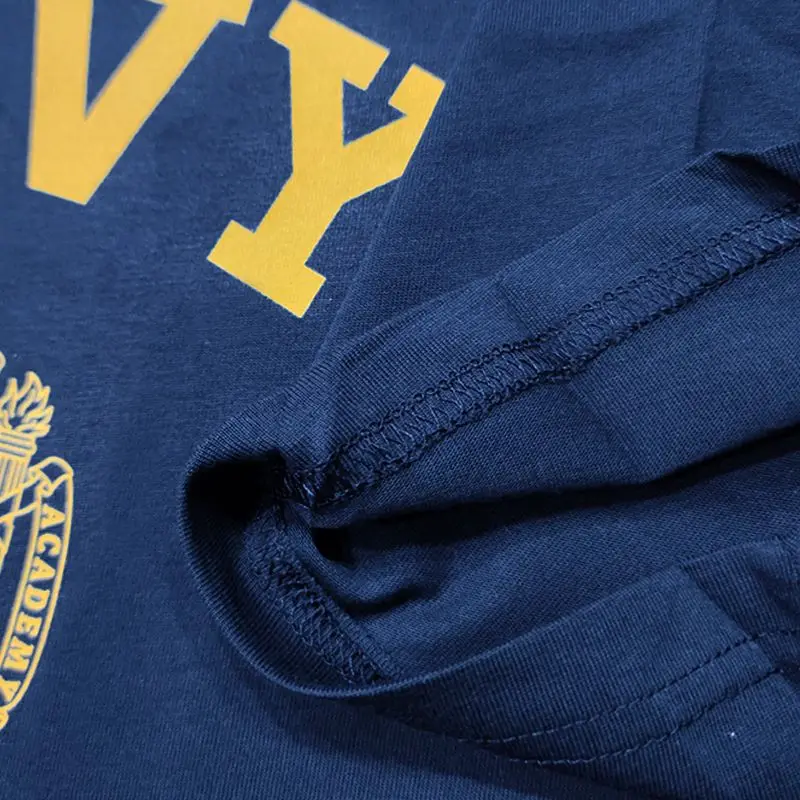 US Naval Academy Navy Crest Grafik-T-Shirt, marineblaues Baumwoll-T-Shirt mit kurzen Ärmeln und Rundhalsausschnitt für Herren, Militär-Streetwear-Oberteil – Detail 3
