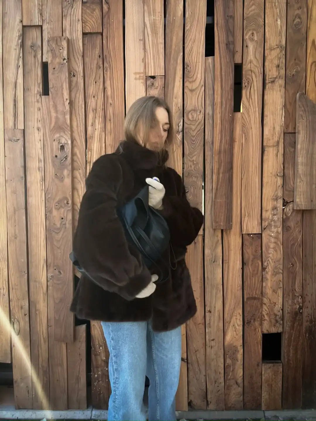 เสื้อโค้ทขนเฟอร์เทียมทรงเข้ารูปพร้อมเชือกรูดเอวสำหรับผู้หญิง ดีไซน์เก๋ไก๋ คอตั้ง แขนยาว มีกระเป๋า เสื้อแจ็คเก็ตอุ่นๆ สำหรับผู้หญิง สวมใส่ได้ทุกวันในฤดูหนาว สไตล์ลำลอง