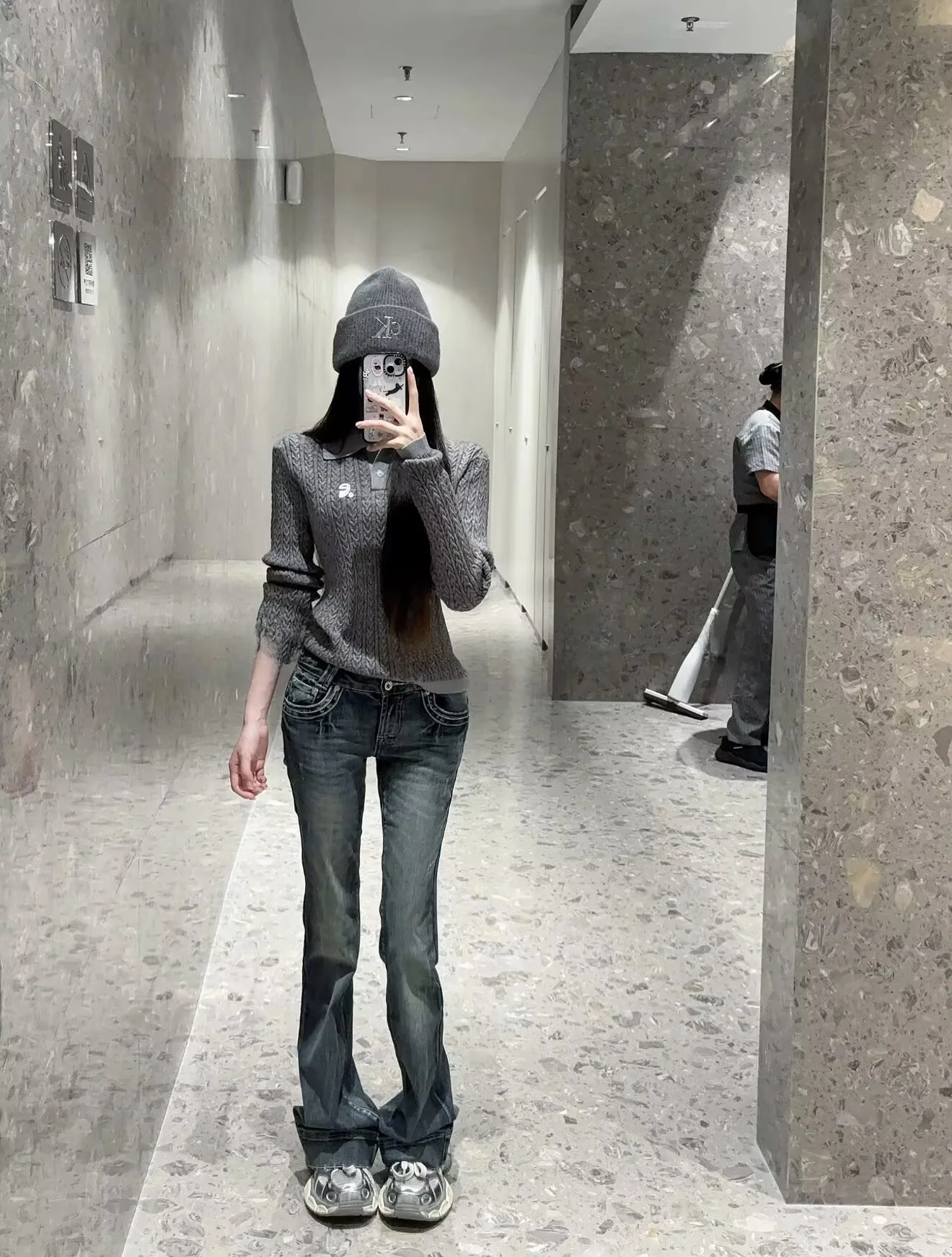 

Женские джинсы с низкой посадкой, рваные, облегающие, эластичные, микро-клеш, из хлопкового стрейч-денима, осенняя коллекция