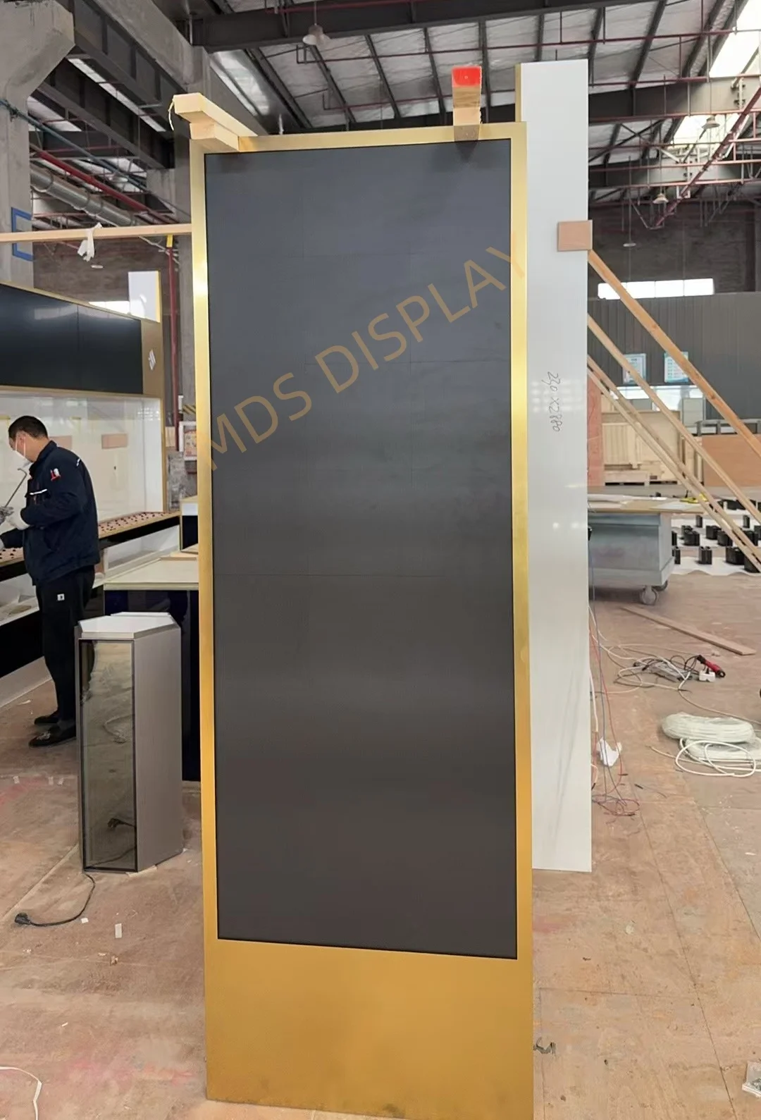 Écran d'affiche d'affichage LED Double face MDS P1.9 COB 750mm * 2000mm pour l'affichage commercial de centre commercial au détail