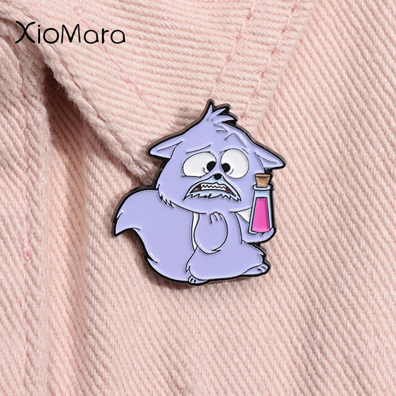 Pin esmaltado de personaje de animación de comedia de aventura, poción mágica de gato Yzma, broche de dibujos animados, insignia de solapa, regalo de joyería divertido para amigos